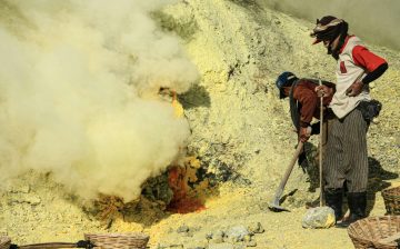 Apple and Google named in US lawsuit over Congolese child cobalt mining deaths